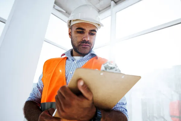 Foreman no trabalho no canteiro de obras verificando suas notas na área de transferência — Fotografia de Stock