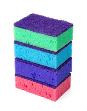 Beyaz arkaplanda izole edilmiş mutfak süngerleri yığını