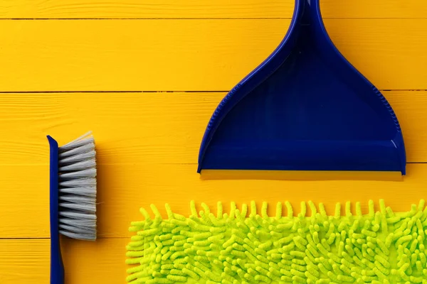 Brosse de nettoyage ménager sur fond bois jaune — Photo