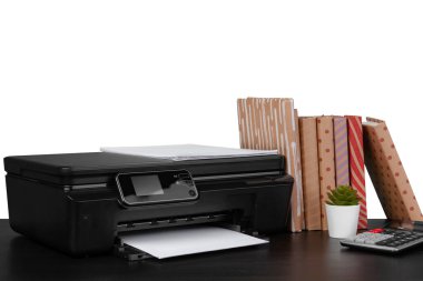 Lazer yazıcılı ofis masası ve beyaz arkaplana karşı kitaplar