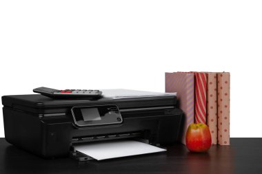 Yazıcı ve kitap yığını siyah tabloya karşı beyaz arkaplan