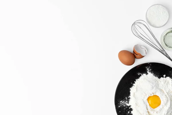 Металлический венчик и яйца для приготовления пищи изолированы на белом — стоковое фото
