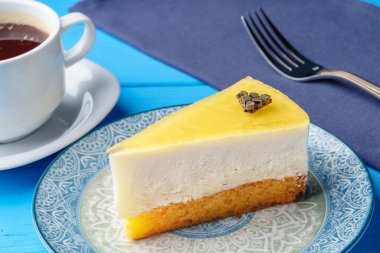 Tabakta limonlu cheesecake var. Yaklaş.