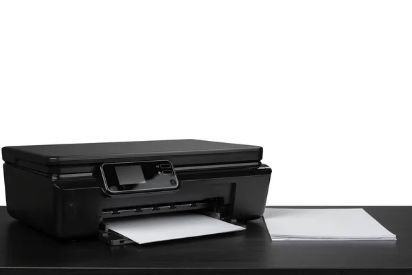 화이트 백 고 룬드 (White backgorund) 에 대항하여 테이블 위에 레이저 홈 프린터 — 스톡 사진