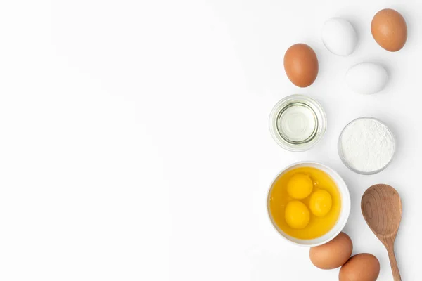 Fouet métallique et oeufs pour la cuisson isolés sur blanc — Photo