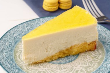 Tabakta limonlu cheesecake var. Yaklaş.