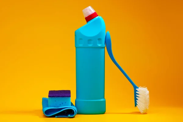 Herramientas de limpieza para el hogar sobre fondo amarillo estudio —  Fotos de Stock