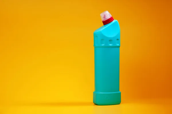 Hus rengöringsmedel flaskor på en gul bakgrund — Stockfoto