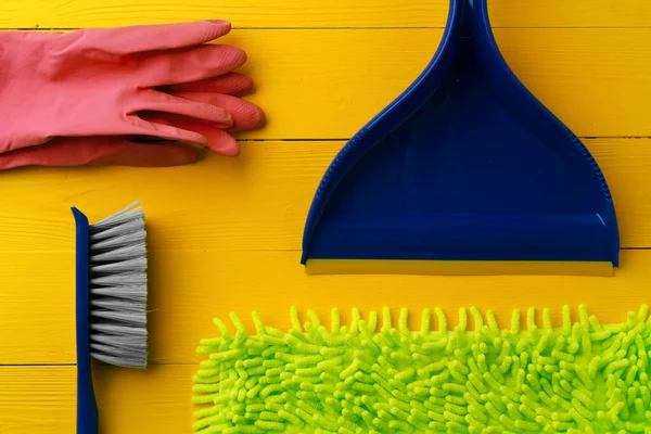 Чистящая щетка для дома на желтом фоне — стоковое фото