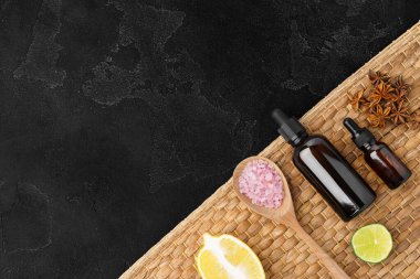 Siyah arkaplanda kahverengi cam kozmetik kavanozlarının üst görünümü