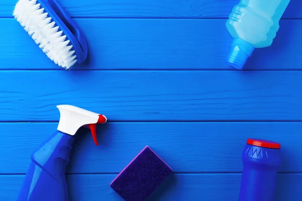 Бытовые чистящие средства на голубом деревянном фоне — стоковое фото