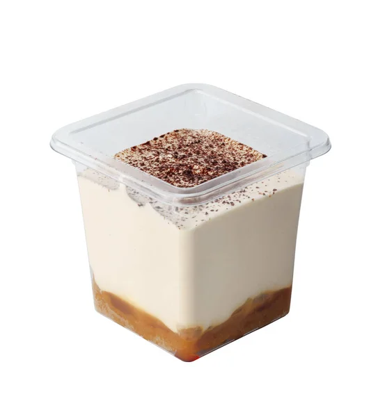 Sobremesa de creme em caixa de plástico isolada em fundo branco — Fotografia de Stock