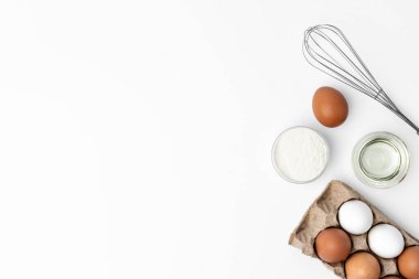 Beyaz arka planda çırpılmış taze yumurtalar