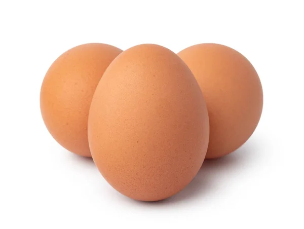 Ovos de galinha marrom isolados em um fundo branco — Fotografia de Stock