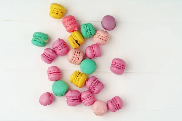 Pilha de macarons coloridos no fundo branco — Fotografia de Stock