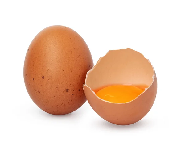 Braune rohe Eier und eines gebrochen isoliert auf weißem Hintergrund — Stockfoto