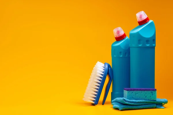 Botellas de detergente de limpieza de la casa sobre fondo amarillo —  Fotos de Stock