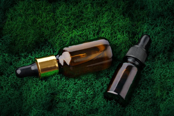 Butelka oleju aromatycznego do medycyny ziołowej wśród naturalnego zielonego mchu — Zdjęcie stockowe