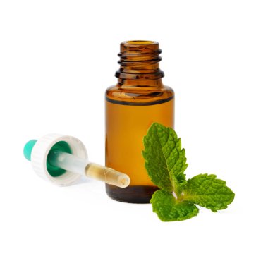 Beyaz arka planda, gerekli yağ ve yeşil yapraklı bir şişe.