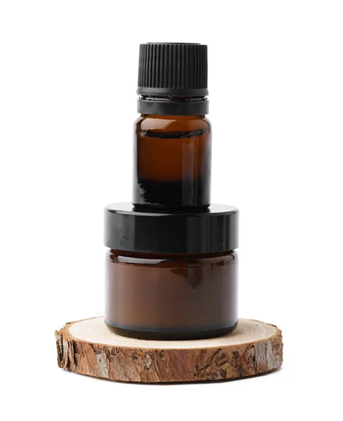 Conjunto de garrafas de vidro escuro cosmético em suporte de madeira — Fotografia de Stock