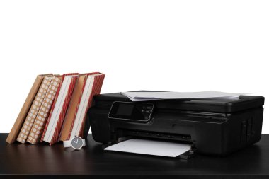 Yazıcı ile çalışma masası ve beyaz çekmeceler üzerine istiflenmiş kitaplar