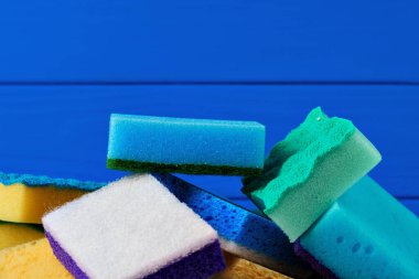 Çok renkli temizleme süngeri yığını, kapatın.