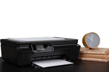 Lazer yazıcılı ofis masası ve beyaz arkaplana karşı kitaplar