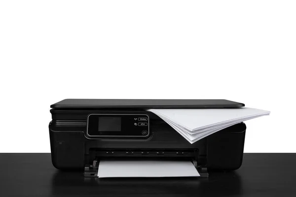 Lézeres otthoni nyomtató az asztalon fehér backgorund ellen — Stock Fotó