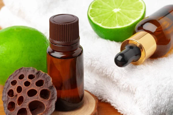 Kosmetikartikel für Wellness-Behandlungen auf Holztisch — Stockfoto