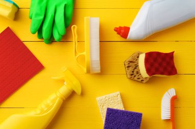 Temizlik araçları bileşimi düz sarı ahşap zemin üzerinde yatıyordu