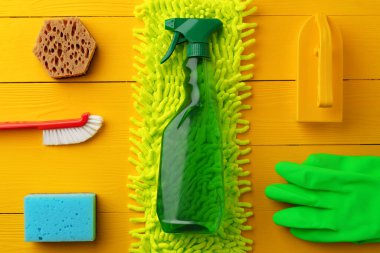 Temizlik araçları bileşimi düz sarı ahşap zemin üzerinde yatıyordu