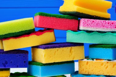 Çok renkli temizleme süngeri yığını, kapatın.