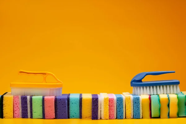 Упакованные губки для уборки дома на желтом фоне — стоковое фото