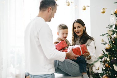 Noel veren gülümseyen anne oğul evde mevcut