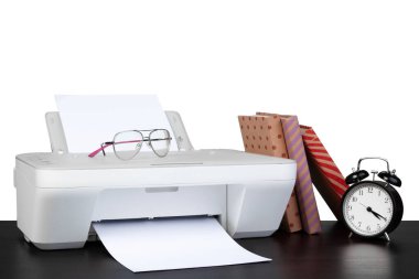 Yazıcı ve kitap yığını siyah tabloya karşı beyaz arkaplan