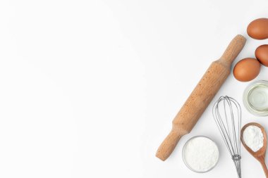 Metal çırpı ve yumurta pişirmek için beyazda izole edilmiş.