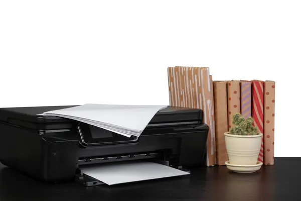Kontorsbord med laserskrivare och böcker mot vit bakgrund — Stockfoto
