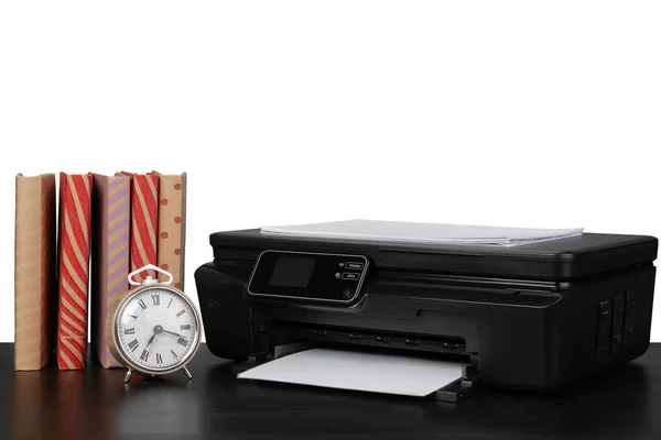 Рабочий стол с принтером и сложенными книгами на белой полке — стоковое фото