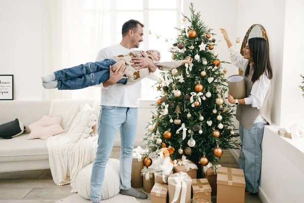 Mutlu aile evde Noel süslemeleri yapıyor.