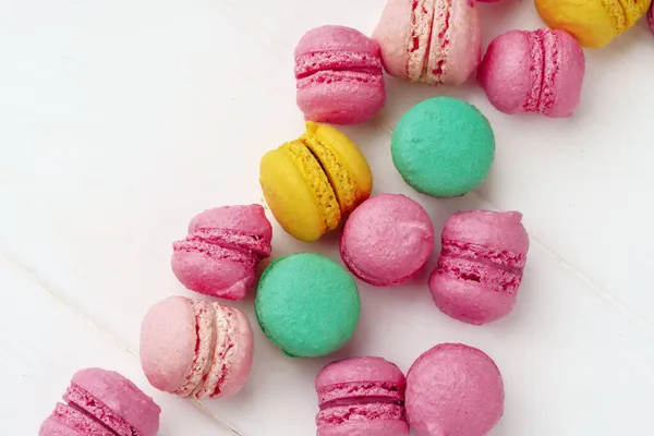 Pilha de macarons coloridos no fundo branco — Fotografia de Stock