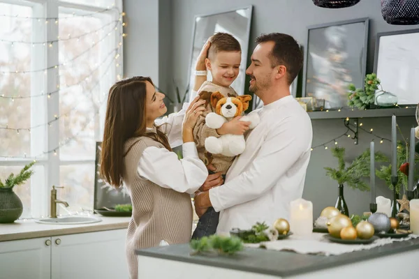 Un ritratto di famiglia felice in cucina decorato per Natale — Foto Stock