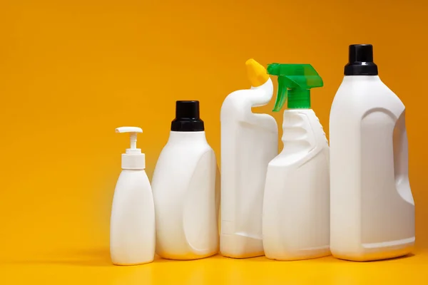 House tisztító mosószer palackok sárga alapon — Stock Fotó