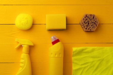 Temizlik araçları bileşimi düz sarı ahşap zemin üzerinde yatıyordu
