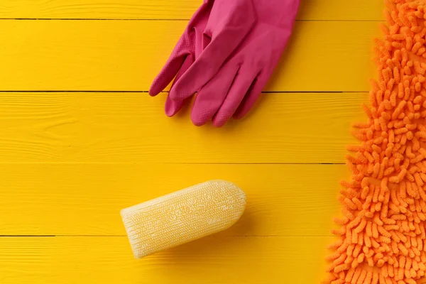Чистящая щетка для дома на желтом фоне — стоковое фото