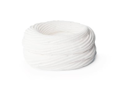 Krem şantili tatlı beyaz arka planda izole edilmiş.