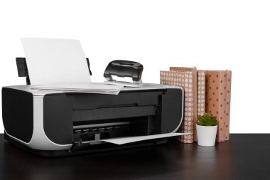 Yazıcı ve kitap yığını siyah tabloya karşı beyaz arkaplan