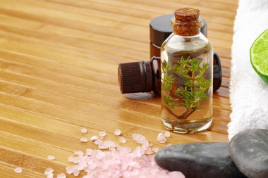 Tahta masadaki kaplıca işlemleri için güzellik malzemeleri