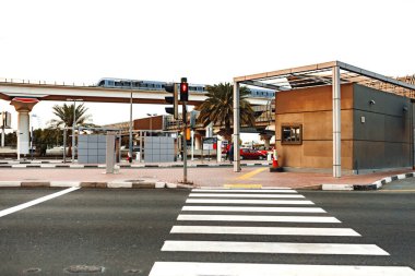 Asfalt yolu, Dubai 'nin modern şehir silueti..