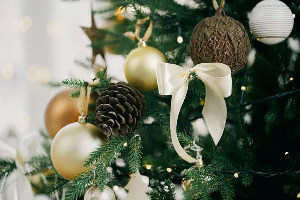 Χριστουγεννιάτικο δέντρο διακοσμημένο με λευκές και χρυσές μπάλες από κοντά. — Φωτογραφία Αρχείου