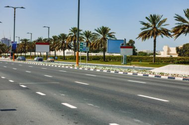 Asfalt yolu, Dubai 'nin modern şehir silueti..